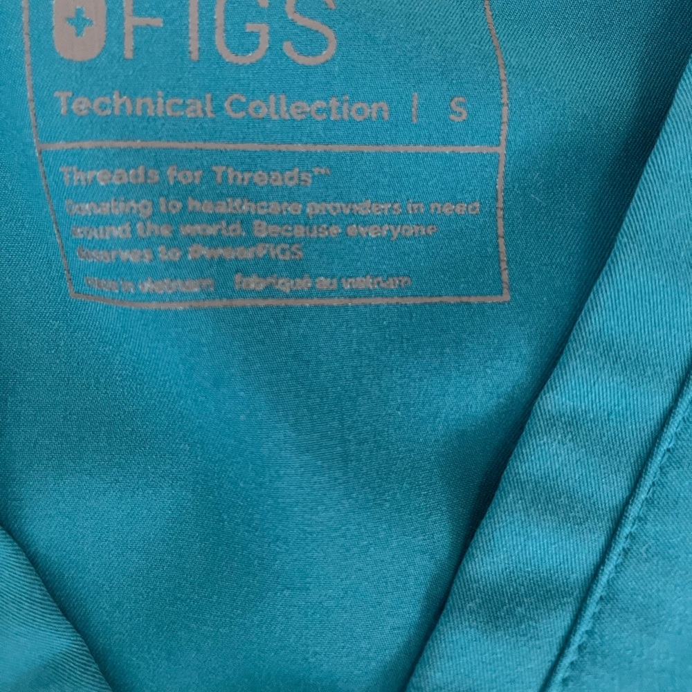 Figs uniform / scrub, top is small the bottom is xs